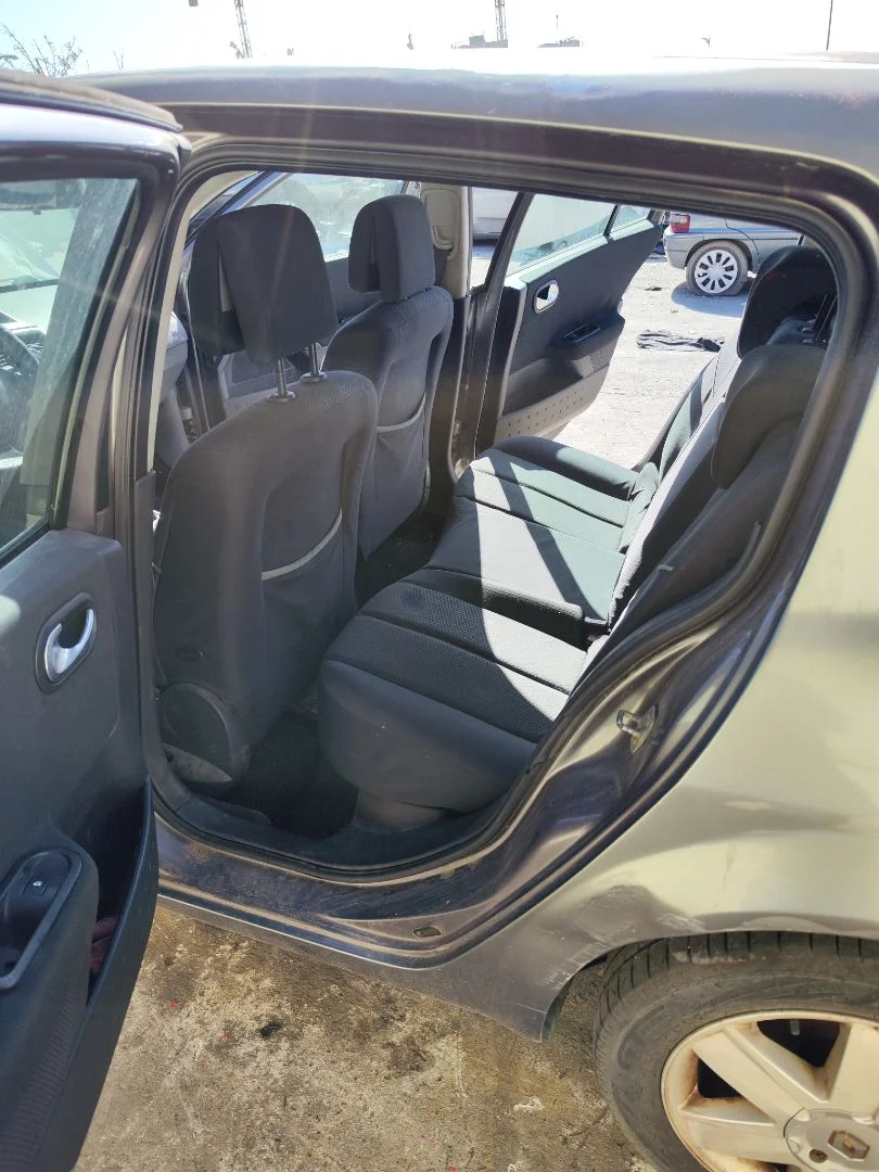 Foto de GOMAS CONTORNO PUERTA RENAULT MEGANE II BERLINA 5P 1.5 dCi Diesel (101 CV / 74 KW)