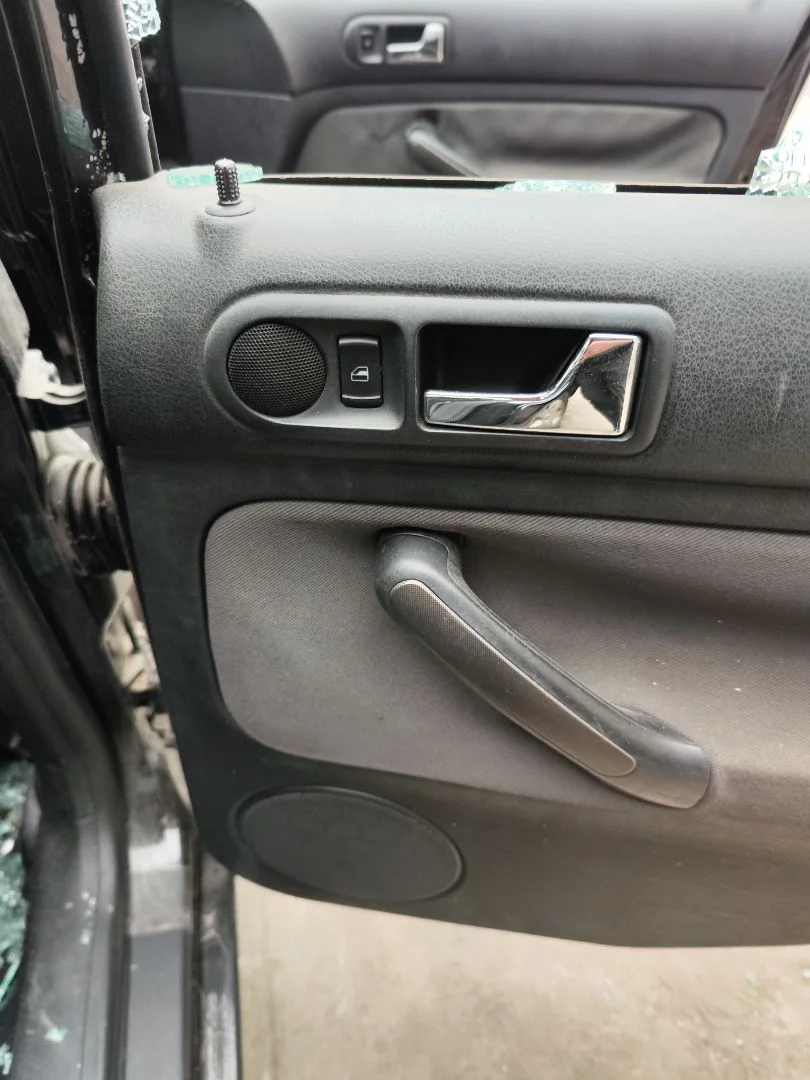 Foto de MANDO ELEVALUNAS TRASERO DERECHO VOLKSWAGEN BORA BERLINA (1J2)(1998) 1.9 TDI (110 CV / 81 KW)