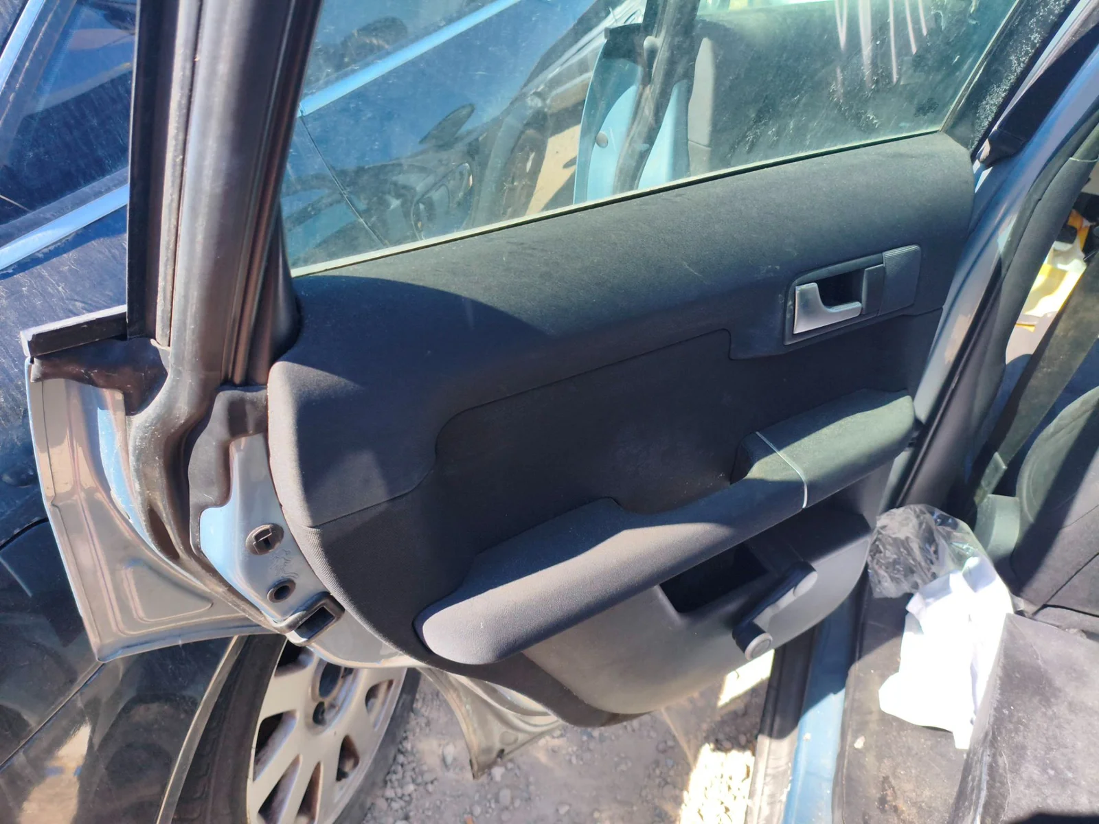 Foto de GUARNECIDO PUERTA TRASERA IZQUIERDA AUDI A2 (8Z) 1.4 TDI (75 CV / 55 KW) referencia 8Z0867303G FKZ