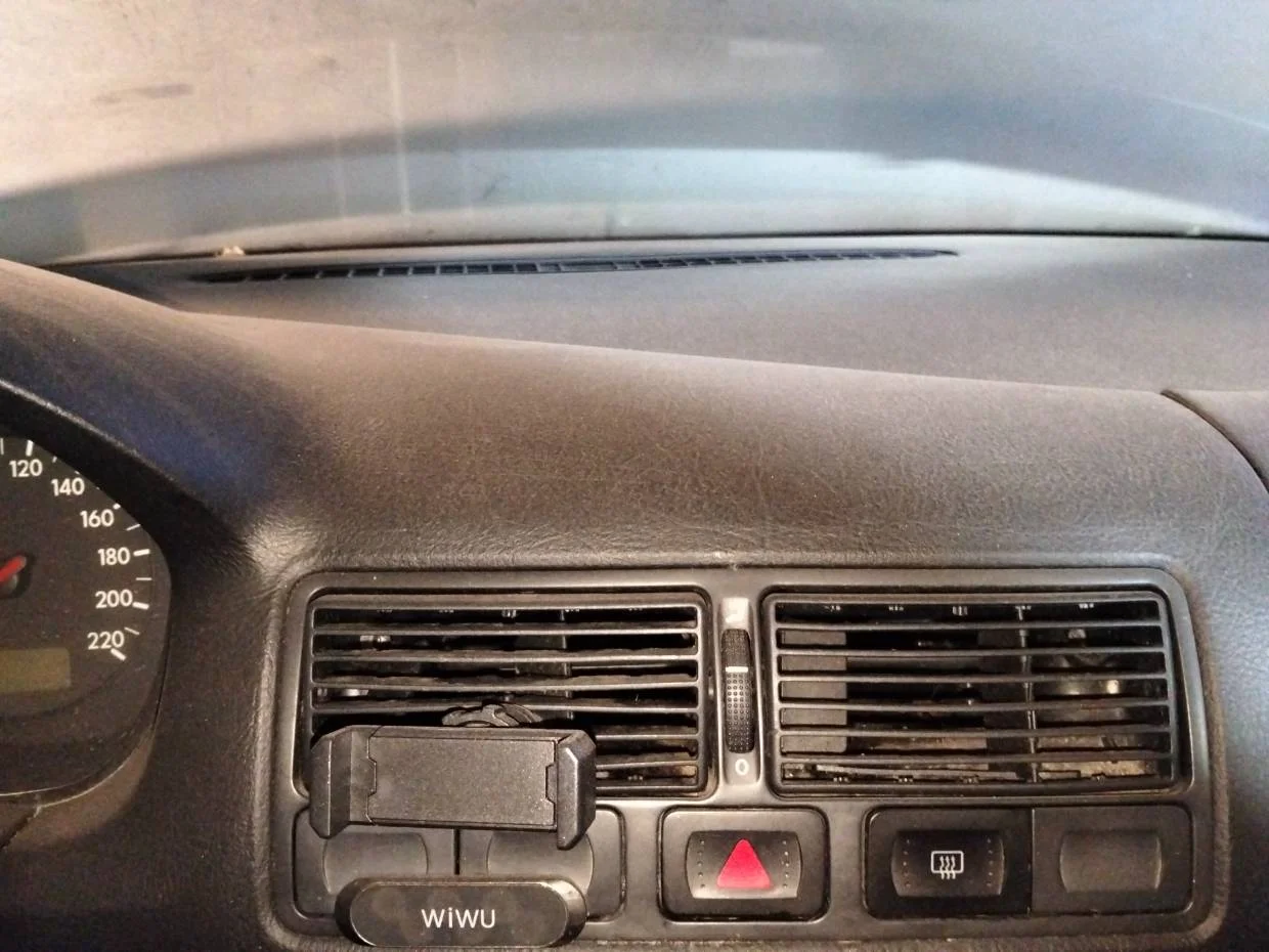 Foto de AIREADOR CENTRAL VOLKSWAGEN GOLF IV BERLINA (1J1)(10.1997)