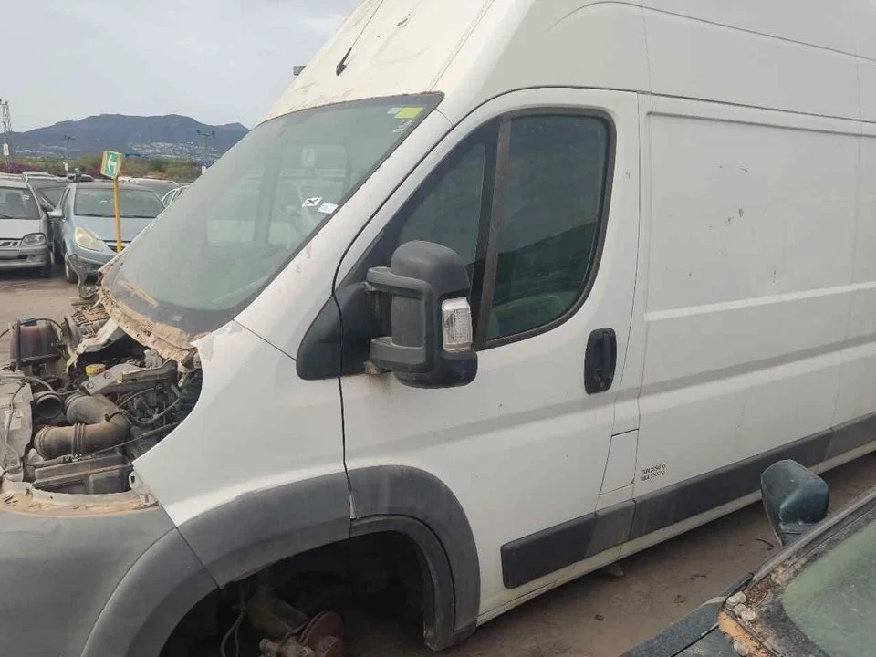 Foto de PUERTA DELANTERA IZQUIERDA PEUGEOT BOXER (333/335) FURGÓN TECHO ELEVADO BAT.4035MM 3.0 HDI FAP CAT (146 CV / 107 KW)