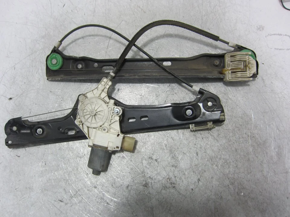 Foto de ELEVALUNAS DELANTERO IZQUIERDO BMW SERIE 3 BERLINA (E90) 2.0 16V Diesel (163 CV / 120 KW) referencia 7140587E