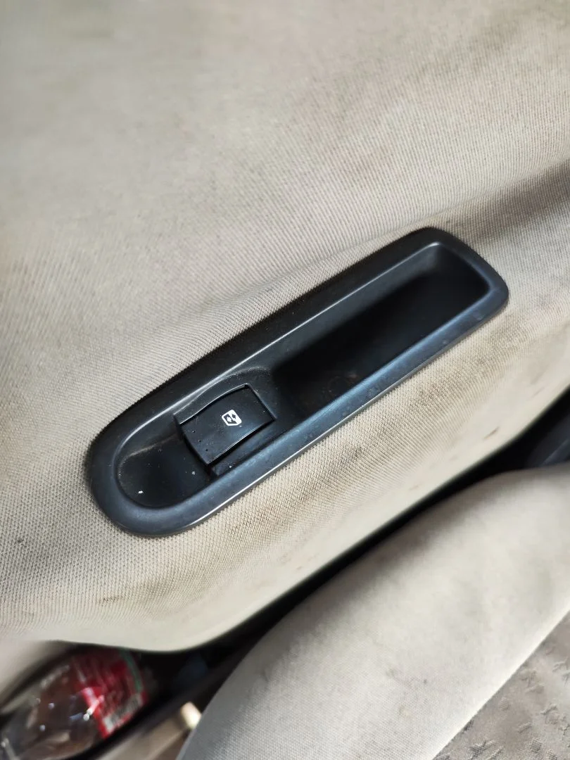 Foto de MANDO ELEVALUNAS TRASERO DERECHO RENAULT SCENIC II (JM) 1.9 dCi Diesel (120 CV / 88 KW)