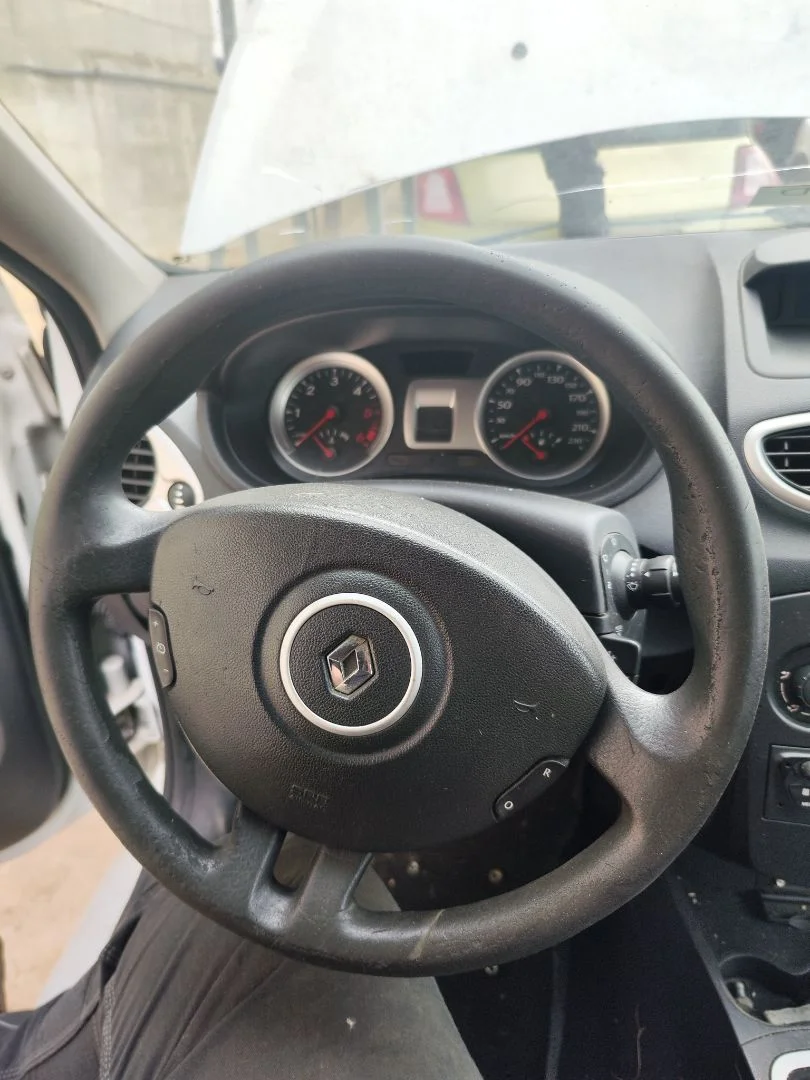 Foto de VOLANTE RENAULT CLIO III 1.5 dCi Diesel FAP (75 CV / 55 KW)