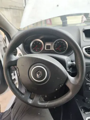Foto de VOLANTE RENAULT CLIO III 1.5 dCi Diesel FAP (75 CV / 55 KW)