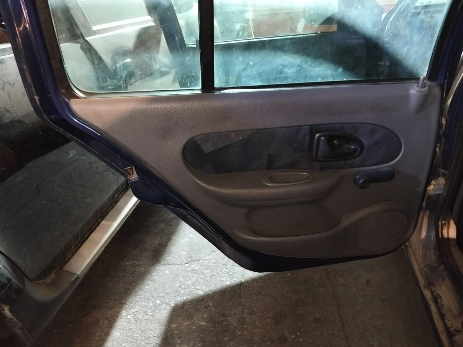 Foto de GUARNECIDO PUERTA TRASERA IZQUIERDA RENAULT CLIO II FASE I (B/CB0) 1.4 16V (98 CV / 72 KW)