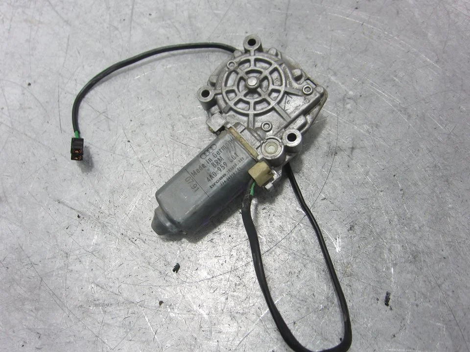 Foto de MOTOR ELEVALUNAS DELANTERO IZQUIERDO AUDI 100 AVANT (C4) 2.3 (133 CV / 98 KW) referencia 4A0959801
