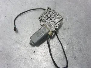 Foto de MOTOR ELEVALUNAS DELANTERO IZQUIERDO AUDI 100 AVANT (C4) 2.3  (133 CV / 98 KW) referencia 4A0959801