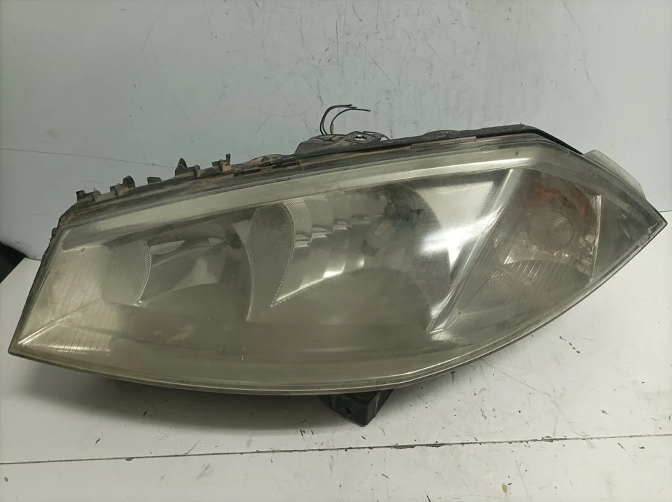 Foto de FARO IZQUIERDO RENAULT MEGANE II BERLINA 3P referencia 8200073220J