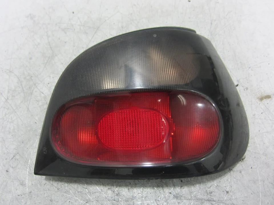 Foto de PILOTO TRASERO DERECHO RENAULT MEGANE I CLASSIC (LA0) 2.0 CAT (109 CV / 80 KW) referencia 7700828138