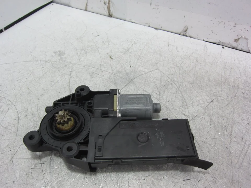 Foto de MOTOR ELEVALUNAS DELANTERO IZQUIERDO RENAULT SCENIC III (JZ) 1.5 dCi Diesel FAP (106 CV / 78 KW) referencia 915953102