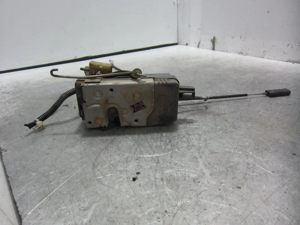 Foto de CERRADURA PUERTA DELANTERA IZQUIERDA OPEL VECTRA C BERLINA 2.0 DTI (101 CV / 74 KW) referencia 24447340