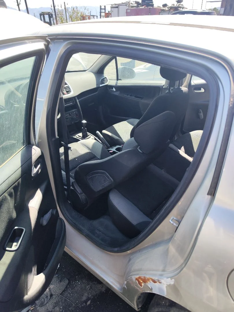 Foto de GOMAS CONTORNO PUERTA PEUGEOT 207 1.4 (73 CV / 54 KW)