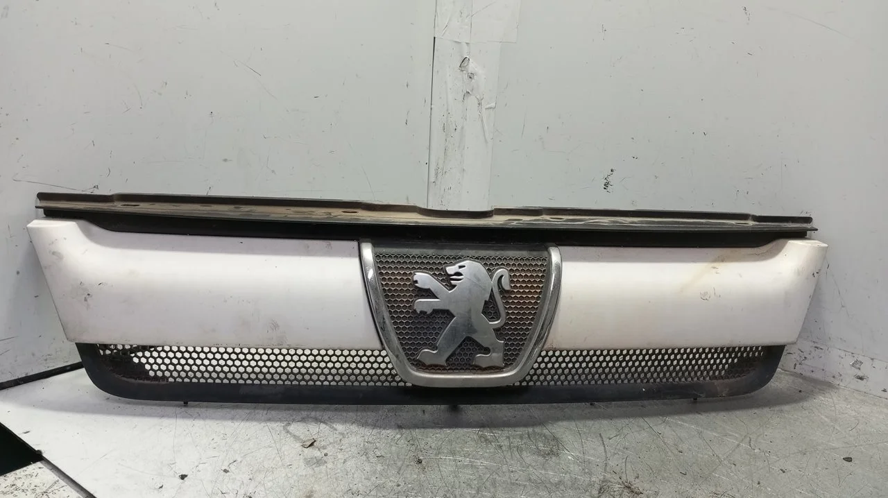 Foto de REJILLA DELANTERA PEUGEOT BOXER (330/350) FURGÓN GRAN VOLUMEN BAT.3700MM 2.8 HDI (128 CV / 94 KW) referencia 1304703070