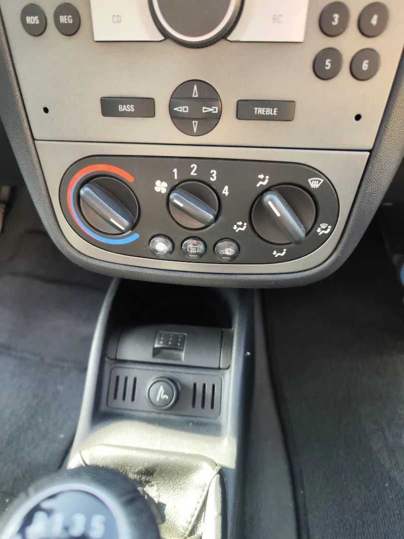 Foto de MANDO CALEFACCION / AIRE ACONDICIONADO OPEL CORSA C 1.2 16V CAT (Z 12 XEP / LB4) (80 CV / 59 KW)