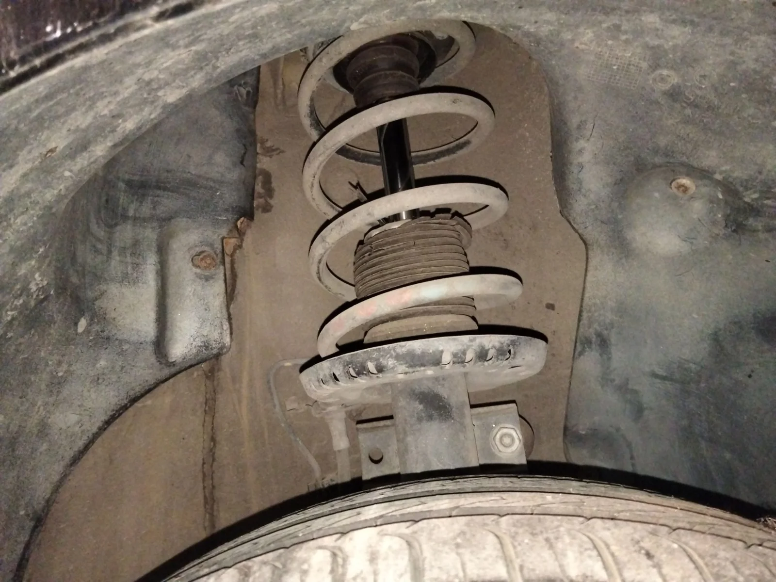 Foto de AMORTIGUADOR DELANTERO DERECHO VOLKSWAGEN POLO IV (9N1)