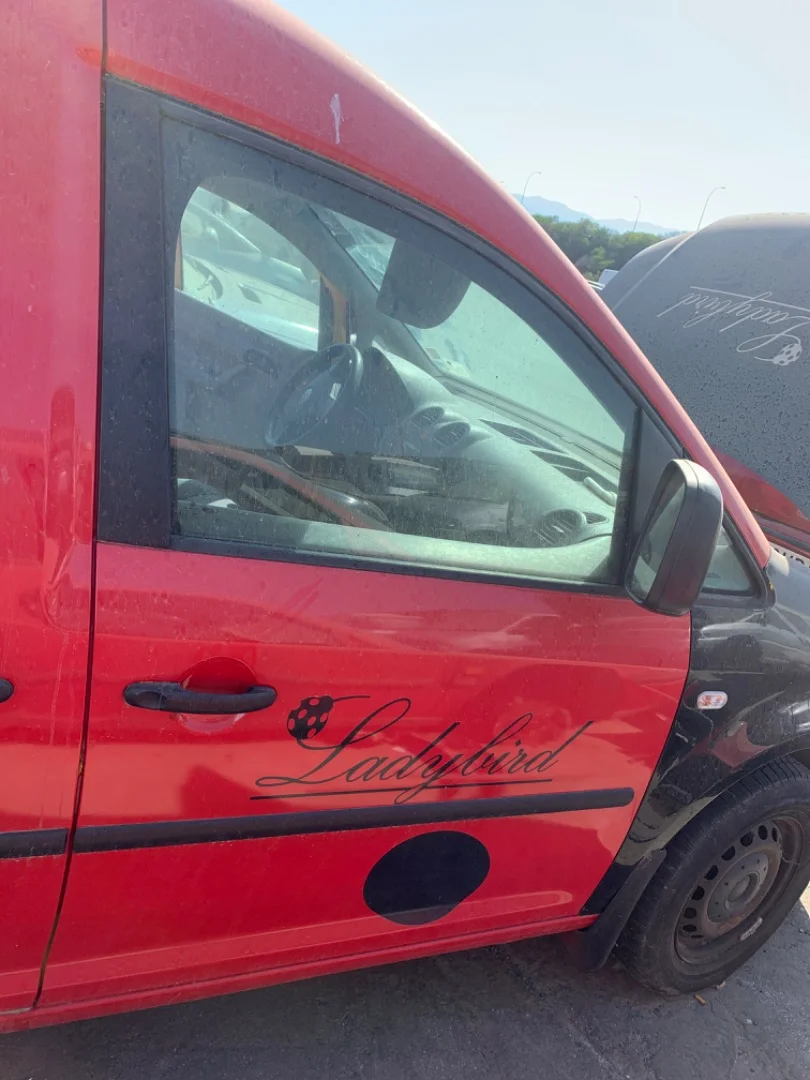 Foto de PUERTA DELANTERA DERECHA VOLKSWAGEN CADDY (2K)(02.2004) 2.0 SDI (69 CV / 51 KW) referencia 2K0831056B