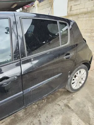 Foto de PUERTA TRASERA IZQUIERDA RENAULT CLIO III 1.2 16V (75 CV / 55 KW)
