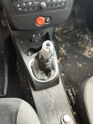 Foto de PALANCA CAMBIO RENAULT CLIO III 1.5 dCi Diesel FAP (75 CV / 55 KW)
