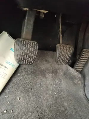 Foto de PEDAL EMBRAGUE MERCEDES-BENZ CLASE E (BM 210) BERLINA 3.0 Diesel CAT (136 CV / 100 KW)