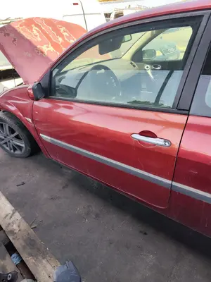 Foto de PUERTA DELANTERA IZQUIERDA RENAULT MEGANE II BERLINA 3P 1.9 dCi Diesel (120 CV / 88 KW) referencia 7751474349