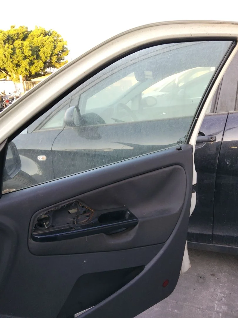 Foto de LUNA DELANTERA DERECHA SEAT CORDOBA BERLINA (6K2) 1.4 (60 CV / 44 KW) referencia 6K4845202C