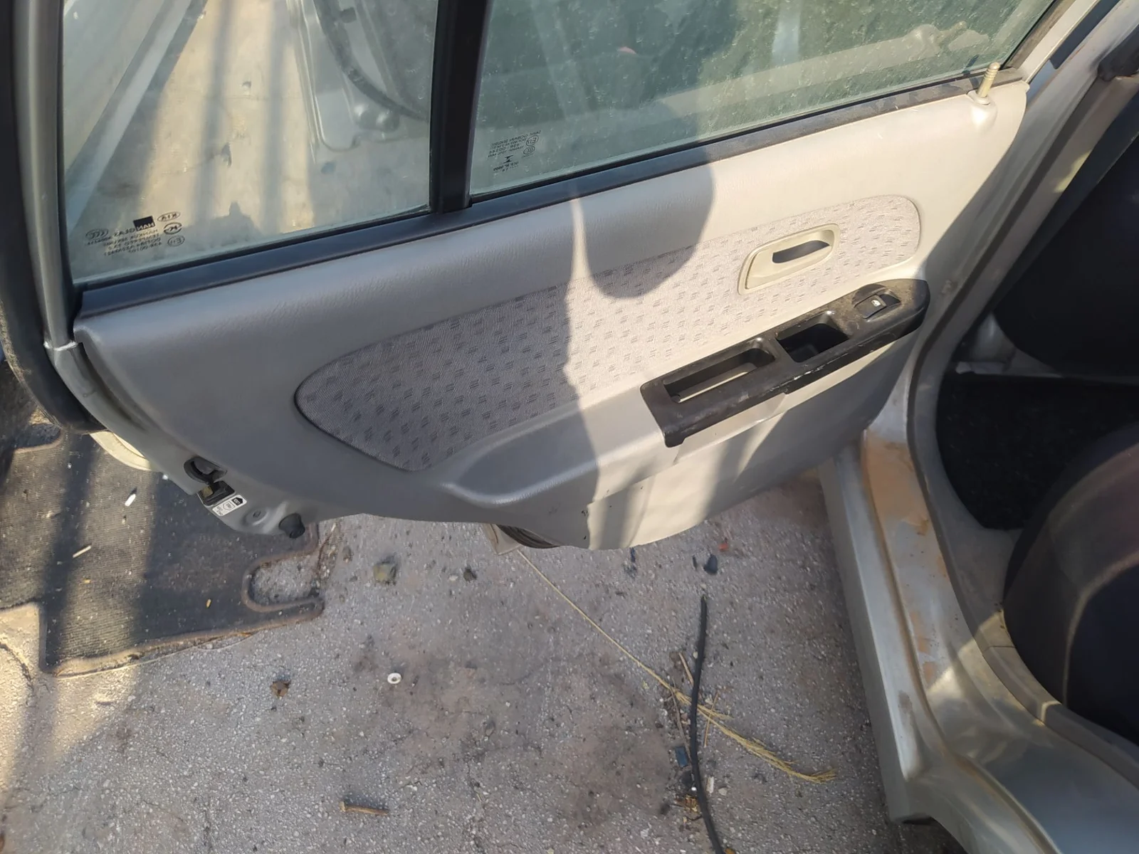 Foto de ELEVALUNAS TRASERO IZQUIERDO KIA RIO (BC) 1.3 CAT (75 CV / 55 KW) referencia 0K30A73560B