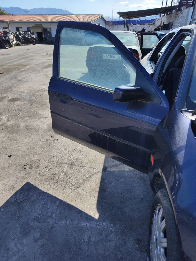 Foto de PUERTA DELANTERA DERECHA FORD MONDEO BERLINA (GD) 1.8 Turbodiesel CAT (90 CV / 66 KW) referencia 1043420