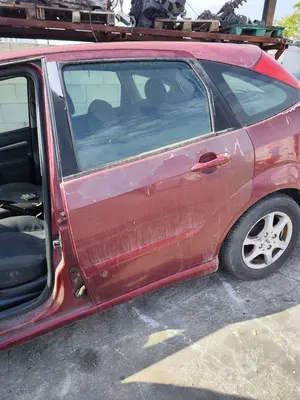 Foto de PUERTA TRASERA IZQUIERDA FORD FOCUS BERLINA (CAK) 1.6 16V CAT (101 CV / 74 KW)