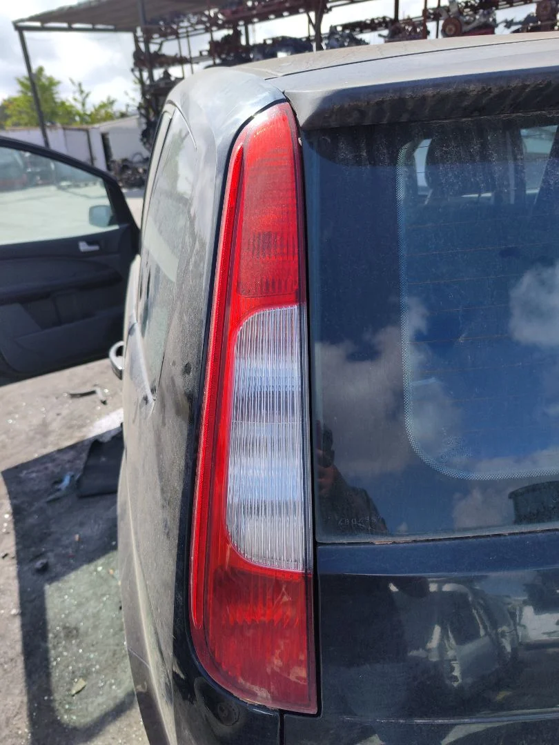 Foto de PILOTO TRASERO IZQUIERDO FORD FOCUS C-MAX (CAP)(2003) 1.6 TDCi CAT (109 CV / 80 KW)