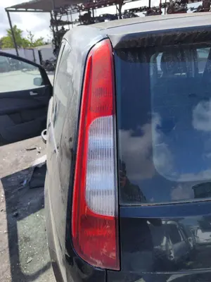 Foto de PILOTO TRASERO IZQUIERDO FORD FOCUS C-MAX (CAP)(2003) 1.6 TDCi CAT (109 CV / 80 KW)