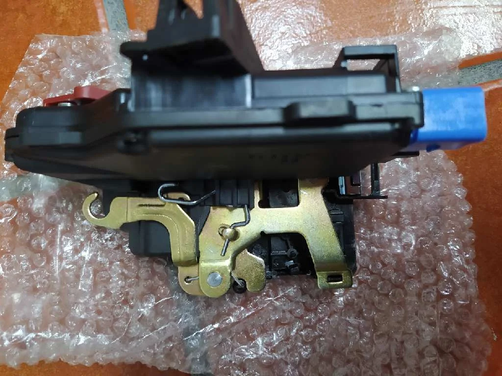 Foto de CERRADURA PUERTA TRASERA DERECHA VOLKSWAGEN GOLF V (1K1)(10.2003) referencia 7L0839016ATD