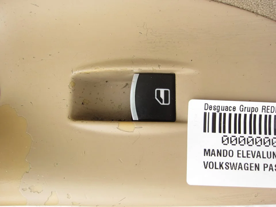 Foto de MANDO ELEVALUNAS DELANTERO DERECHO VOLKSWAGEN PASSAT BERLINA (3C2) 2.0 TDI (140 CV / 103 KW)