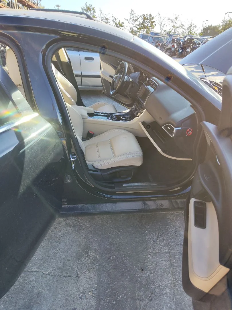 Foto de GOMAS CONTORNO PUERTA JAGUAR XE 2.0 Turbo CAT (200 CV / 147 KW)