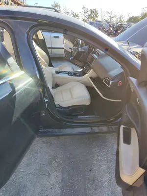 Foto de GOMAS CONTORNO PUERTA JAGUAR XE 2.0  Turbo CAT (200 CV / 147 KW)