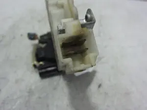 Foto de CERRADURA PUERTA DELANTERA DERECHA NISSAN ALMERA (N16/E) 1.8 16V CAT (116 CV / 85 KW) referencia 8055261066 foto 4