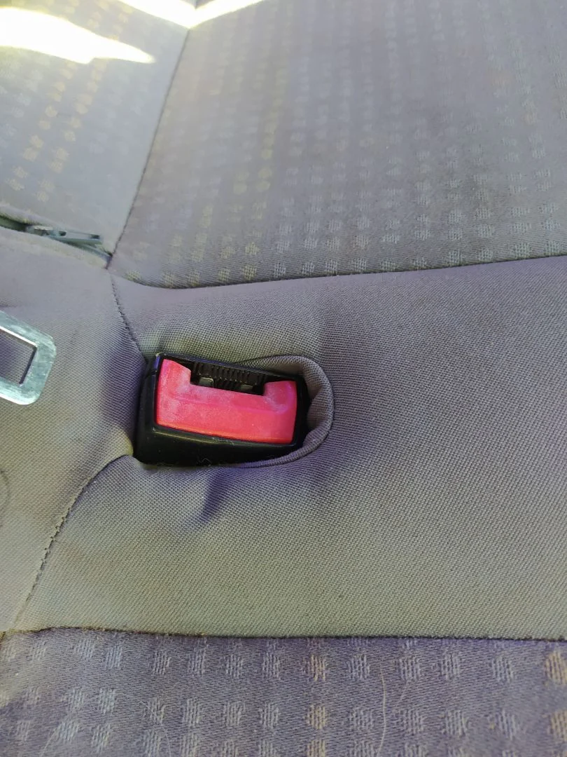 Foto de ENGANCHE CINTURON TRASERO IZQUIERDO VOLKSWAGEN CADDY (2K)(02.2004) 1.9 TDI (BSU) (75 CV / 55 KW)
