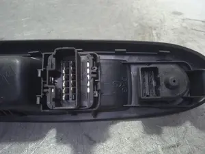 Foto de MANDO ELEVALUNAS DELANTERO IZQUIERDO RENAULT CLIO II FASE II (B/CB0) 1.2 16V (75 CV / 55 KW) referencia 8200084003 foto 2