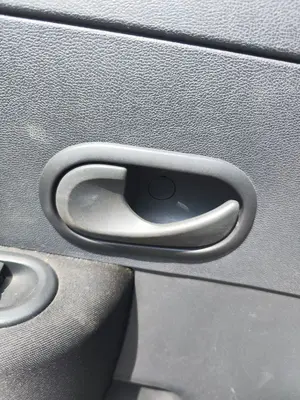 Foto de MANETA INTERIOR DELANTERA IZQUIERDA RENAULT CLIO III 1.2 16V (75 CV / 55 KW)