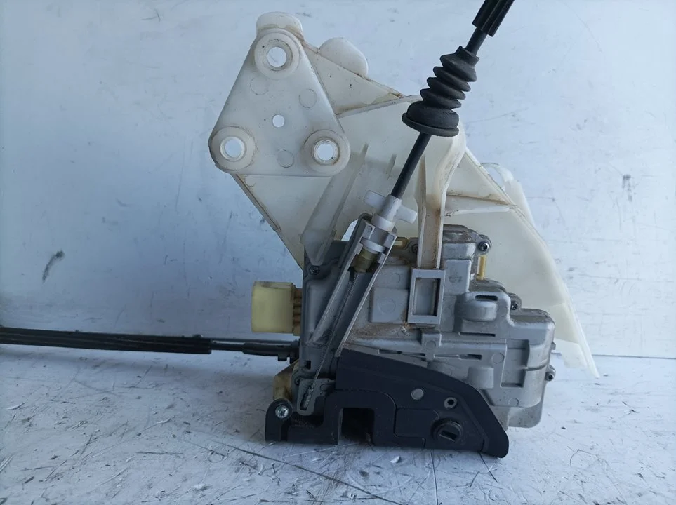 Foto de CERRADURA PUERTA TRASERA DERECHA VOLKSWAGEN PASSAT BERLINA (3C2) 2.0 TDI (140 CV / 103 KW) referencia 3C4839016A