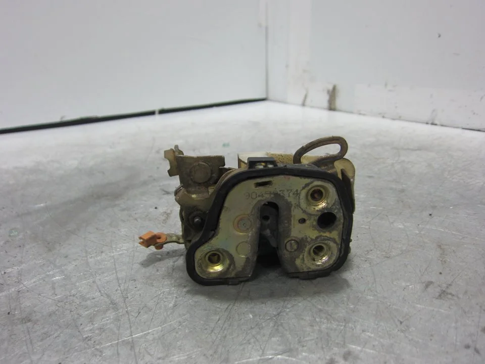 Foto de CERRADURA PUERTA DELANTERA DERECHA OPEL ASTRA F BERLINA referencia 90452374