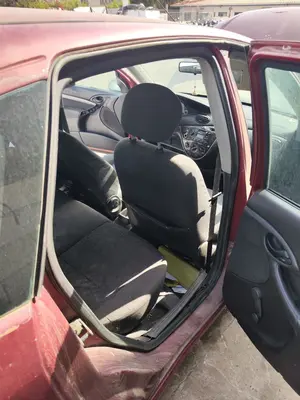 Foto de GOMAS CONTORNO PUERTA FORD FOCUS BERLINA (CAK) 1.6 16V CAT (101 CV / 74 KW)