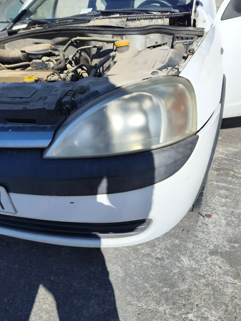 Foto de FARO IZQUIERDO OPEL CORSA C 1.2 16V CAT (Z 12 XE / LW4) (75 CV / 55 KW) referencia 93185145