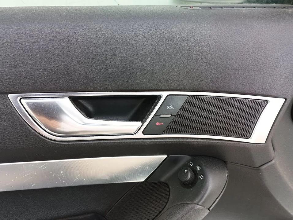 Foto de MANETA INTERIOR DELANTERA IZQUIERDA AUDI A6 BERLINA (4F2) 4.2 V8 40V (335 CV / 246 KW)