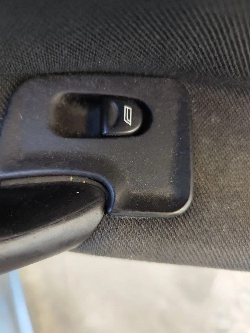 Foto de MANDO ELEVALUNAS TRASERO DERECHO ALFA ROMEO 147 (190) 1.9 JTD CAT (110 CV / 81 KW)