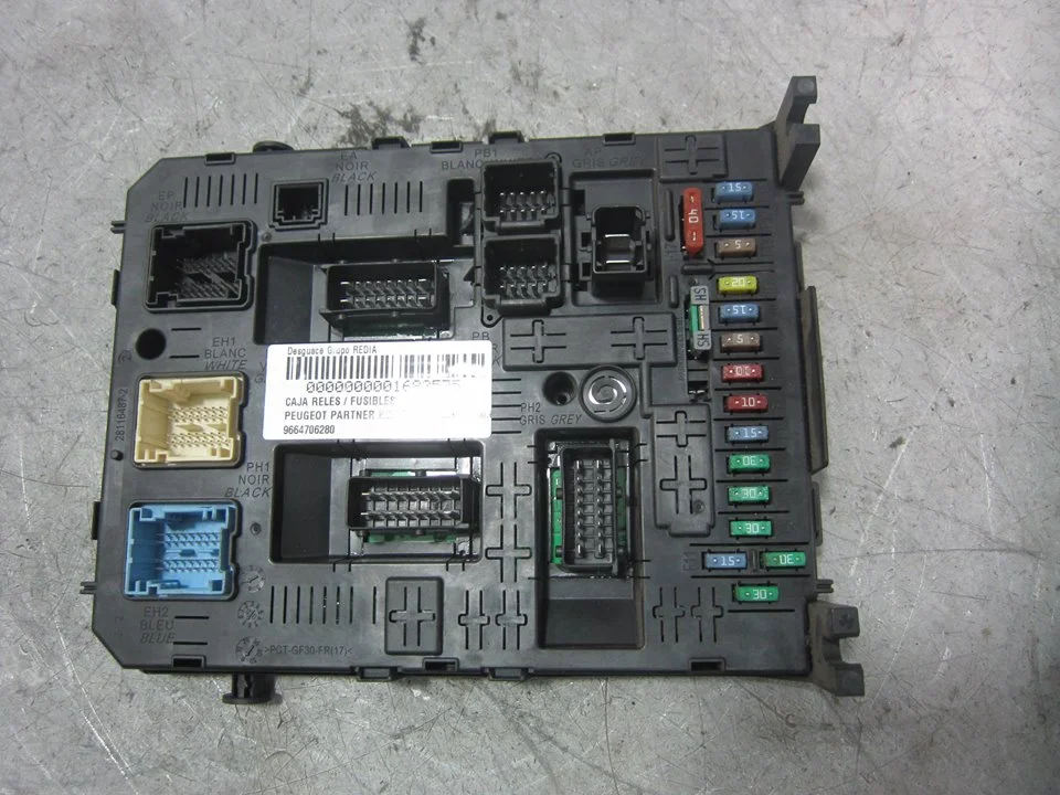 Foto de CAJA RELES / FUSIBLES PEUGEOT PARTNER TEPEE 1.6 16V HDi CAT (9HT / DV6BTED4) (75 CV / 55 KW) referencia 966405878001