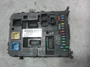 Foto de CAJA RELES / FUSIBLES PEUGEOT PARTNER TEPEE 1.6 16V HDi CAT (9HT / DV6BTED4) (75 CV / 55 KW) referencia 966405878001