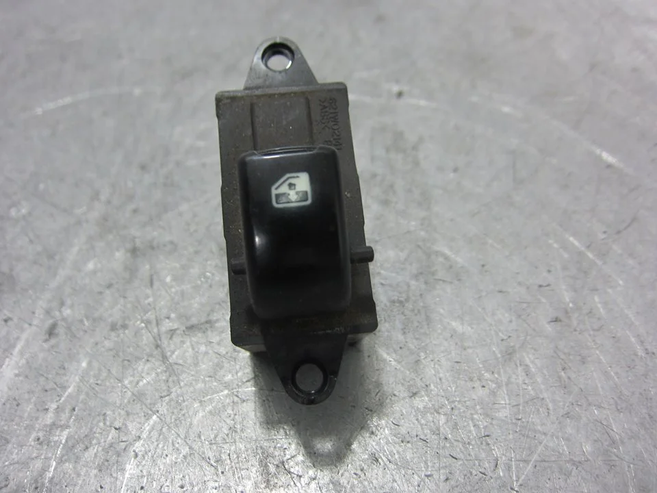 Foto de MANDO ELEVALUNAS DELANTERO DERECHO CHEVROLET REZZO 2.0 CAT (121 CV / 89 KW) referencia 96190777