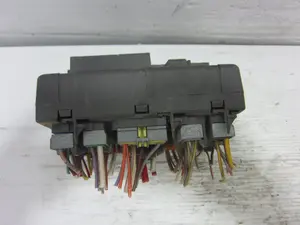 Foto de CAJA RELES / FUSIBLES PEUGEOT PARTNER (S1)(07.1996) 1.9 Diesel (69 CV / 51 KW) referencia 9568205480 foto 2
