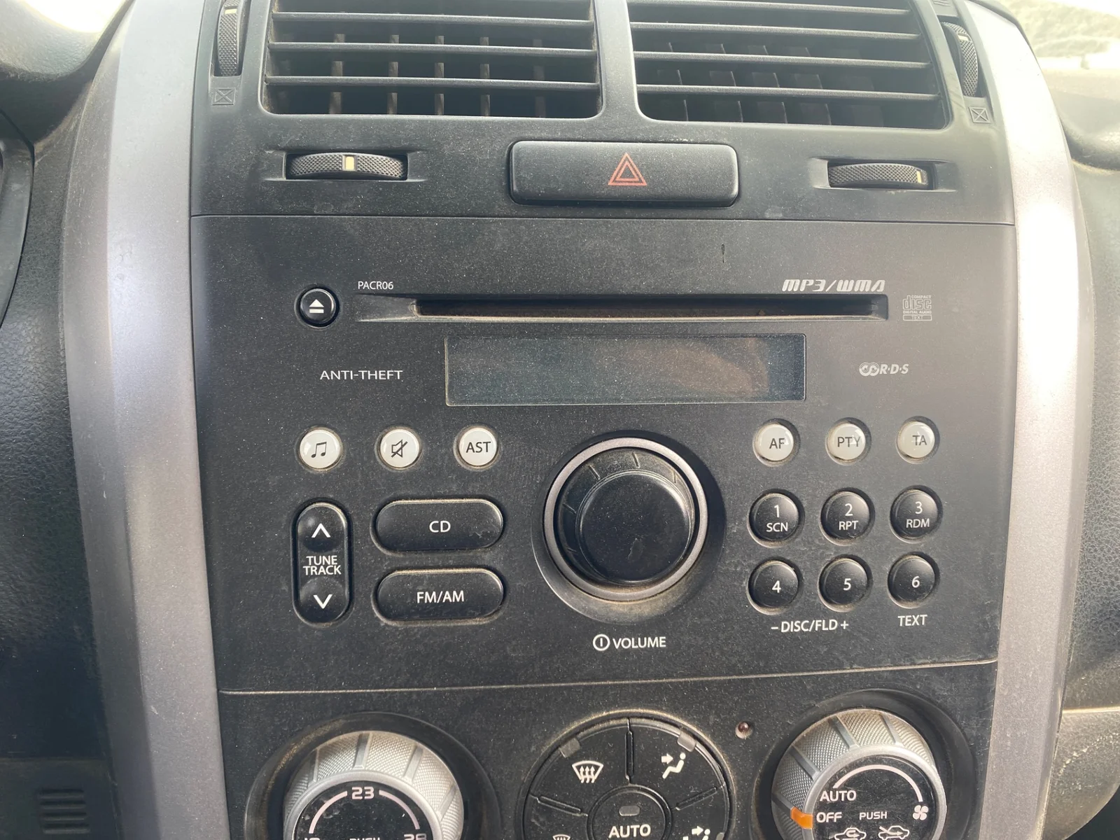 Foto de SISTEMA AUDIO / RADIO CD SUZUKI GRAND VITARA (JB/JT) 2.0 16V CAT (140 CV / 103 KW)